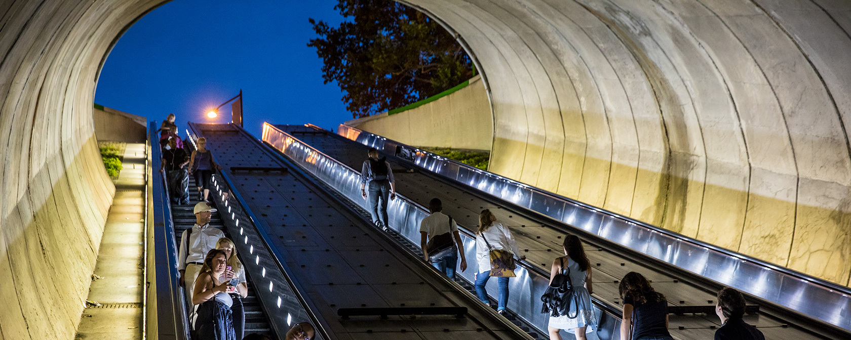 Passeggeri della metropolitana sulla scala mobile all'uscita nord di Dupont Circle