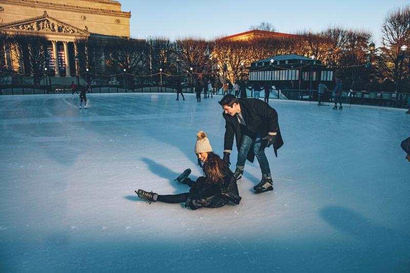 Paio di pattinaggio su ghiaccio presso la National Gallery of Art Sculpture Garden sul National Mall di Washington, DC