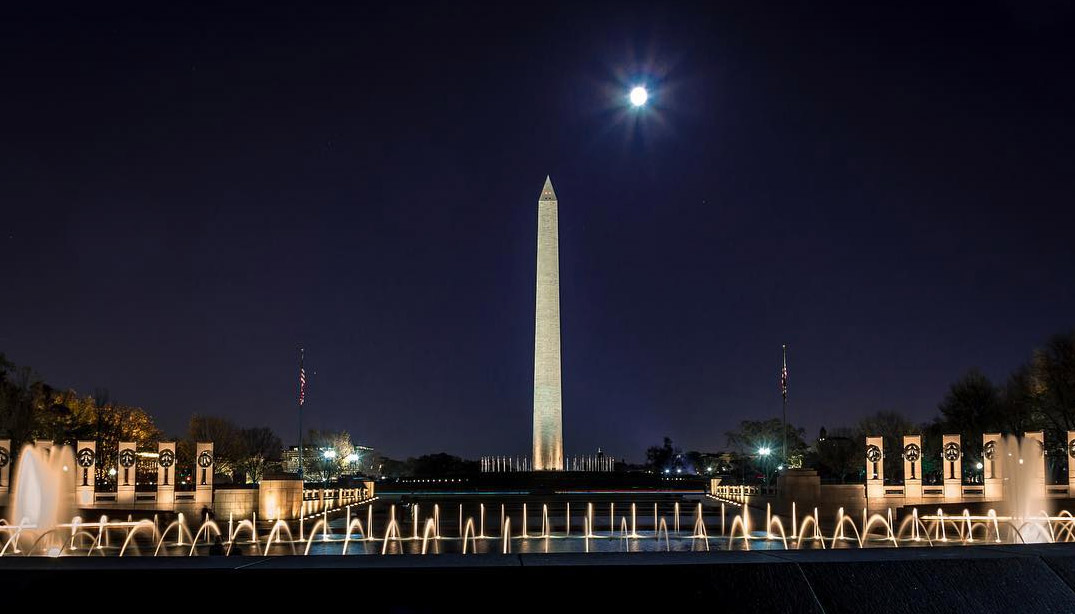 @djsinsear - National Mall di notte - Monumento a Washington e Memoriale della seconda guerra mondiale - Washington, DC