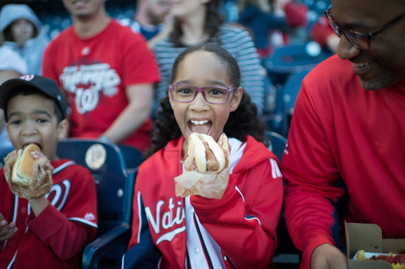 Familia comiendo en el juego de los Washington Nationals - Dónde comer y beber en el Nationals Park