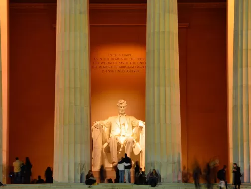 lincoln memorial statue crowded at night