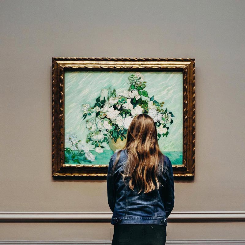 @abbyderrick-국립 미술관에서 Vincent Van Gogh의 장미를 보는 여성-워싱턴 DC 미술관의 마스터 화가