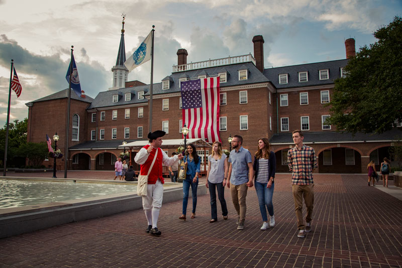 Group on ghost tour in Old Town Alexandria - Activities in historic Old Town